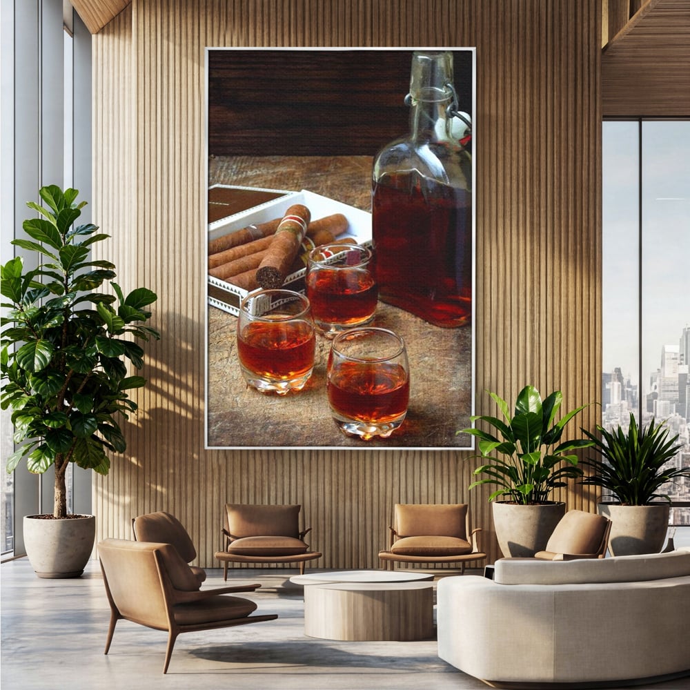 Tablou canvas cu tablou canvas cu sticla de coniac si trabucuri, in rama de aluminiu argintiu, pe perete intr-un birou